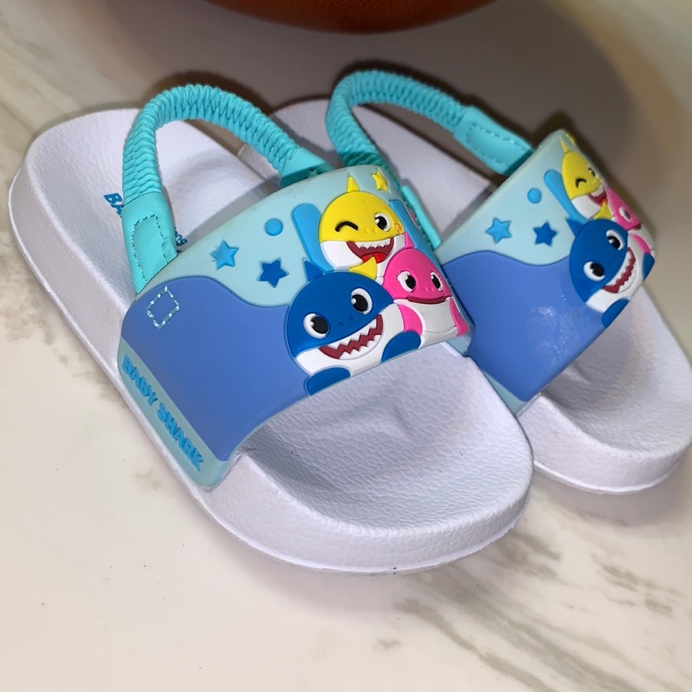 🦈 NWOT BABY SHARK is ready for the pool!!! Size 5